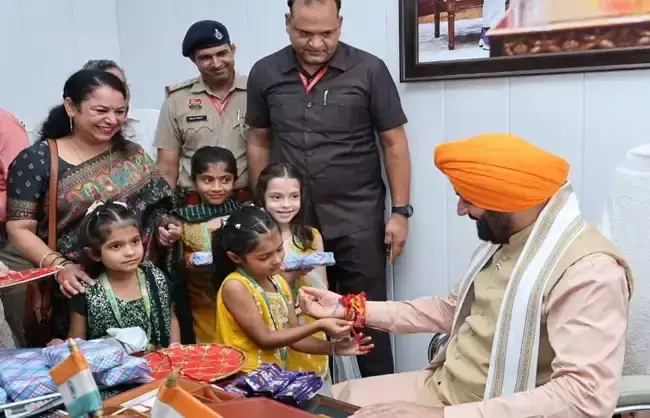 Chandigarh: मुख्यमंत्री ने संत कबीर कुटीर में मनाया रक्षाबंधन, बहनों के स्नेह से हुआ आयोजन खास