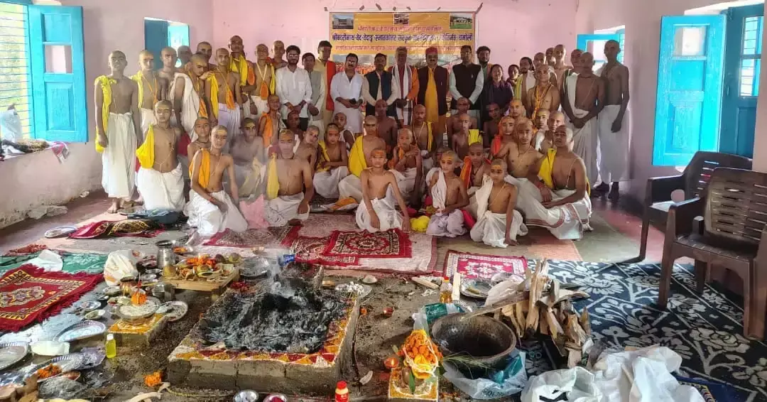 Jyotirmath: रक्षाबंधन पर्व पर 47 छात्रों का उपनयन संस्कार, वैदिक परंपरा की दिखी झलक Jyotirmath: रक्षाबंधन पर्व पर 47 छात्रों का उपनयन संस्कार, वैदिक परंपरा की दिखी झलक