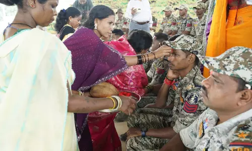 हिंसा छोड़ मुख्यधारा में लौटीं बहनों ने DRG जवानों की कलाई पर बांधी राखी