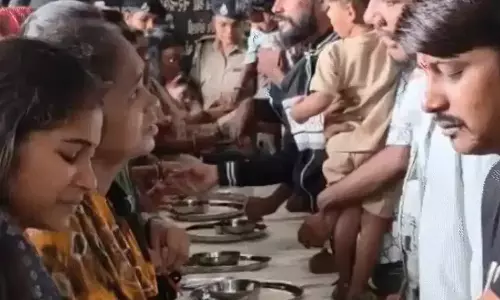 Ahmedabad: सलाखों के पीछे राखी का भावुक मिलन, भाइयों से मिलकर रो पड़ीं बहनें Ahmedabad: सलाखों के पीछे राखी का भावुक मिलन, भाइयों से मिलकर रो पड़ीं बहनें
