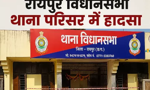थाने में वाटर कूलर छूते ही युवक की गई जान, बचाने पहुंचा पुलिसकर्मी भी आया करंट की चपेट में थाने में वाटर कूलर छूते ही युवक की गई जान, बचाने पहुंचा पुलिसकर्मी भी आया करंट की चपेट में
