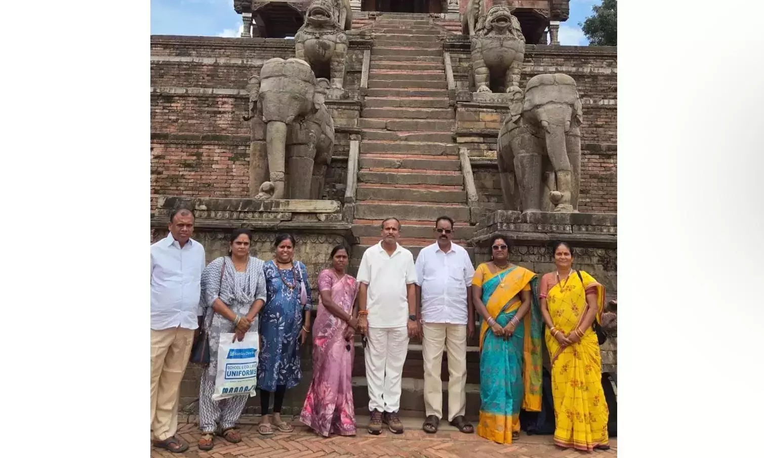 Andhra: फ़्लाइट में देरी और चाय के ब्रेक ने नेपाल में बाढ़ से भीमली के तीर्थयात्रियों को बचाया Andhra: फ़्लाइट में देरी और चाय के ब्रेक ने नेपाल में बाढ़ से भीमली के तीर्थयात्रियों को बचाया