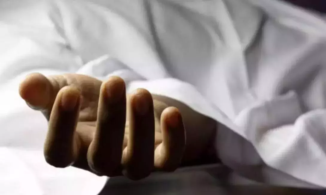 विशाखापत्तनम: पेंडुर्थी में एक ही परिवार के चार सदस्यों ने आत्महत्या की विशाखापत्तनम: पेंडुर्थी में एक ही परिवार के चार सदस्यों ने आत्महत्या की