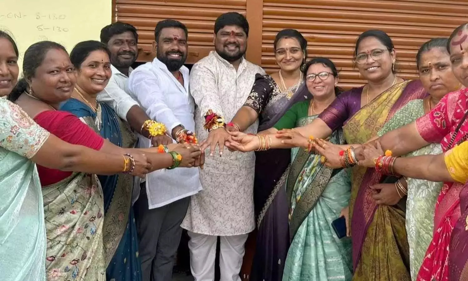 महिला कांग्रेस नेताओं ने DCC अध्यक्ष को राखी बांधी
