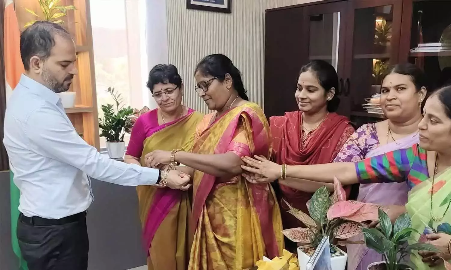 महिला सहकर्मियों ने कलेक्टर राहुल शर्मा को राखी बांधी