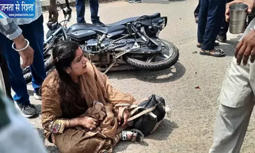 हादसे में दो युवतियां और बाइक सवार घायल