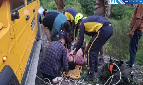 चकराता में बड़ा हादसा खाई में गिरी कार SDRF ने बचाई 5 जिंदगियां चकराता में बड़ा हादसा खाई में गिरी कार SDRF ने बचाई 5 जिंदगियां