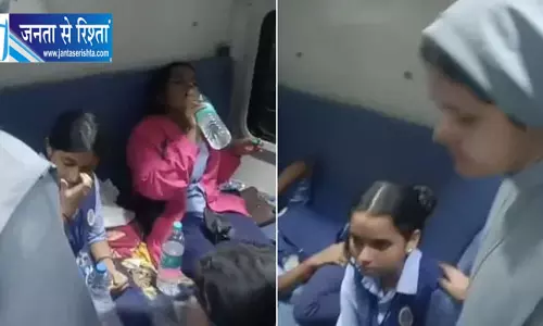 खंडवा में ट्रेन रोककर बच्चों का इलाज खंडवा में ट्रेन रोककर बच्चों का इलाज