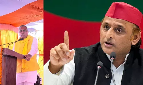 11 हजार रुपए के नाम पर महिलाओं को थमाया 1100 का लिफाफा, राजभर ने अखिलेश पर लगाया राखी घोटाले का आरोप 11 हजार रुपए के नाम पर महिलाओं को थमाया 1100 का लिफाफा, राजभर ने अखिलेश पर लगाया राखी घोटाले का आरोप