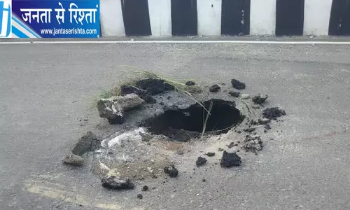 हाईवे की सड़क में बड़ा गड्ढा खतरा बढ़ा