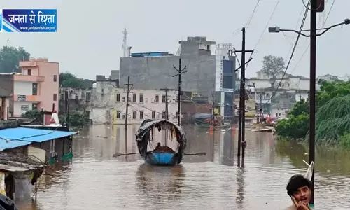 बारिश से नदियां उफनी बांध में रिसाव