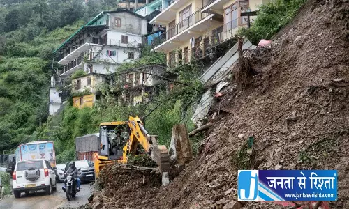 सोलन शिमला हाईवे पर मंडरा रहा भूस्खलन खतरा