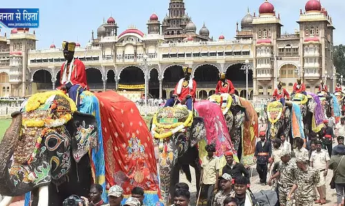 मैसूर दशहरा की भव्य शुरुआत नौ हाथियों का जयामार्तंडा गेट पर पारंपरिक स्वागत