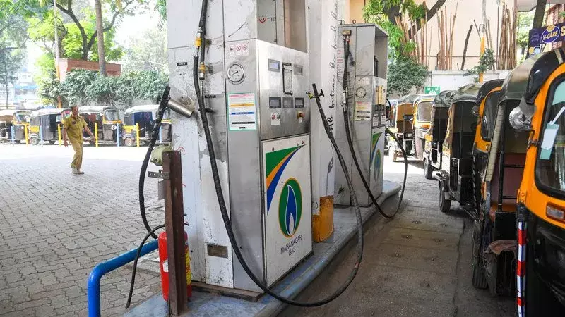 CNG-PNG ग्राहकों पर असर नहीं: CBG पर सरकार का स्पष्टीकरण CNG-PNG ग्राहकों पर असर नहीं: CBG पर सरकार का स्पष्टीकरण