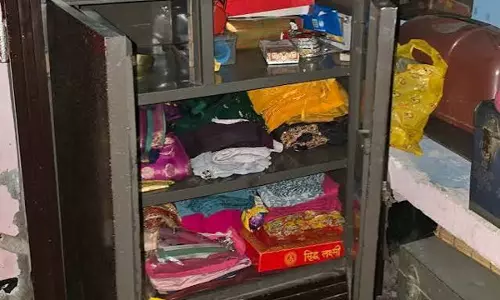 त्योहार मनाने गए थे घरवाले पीछे से चोरों ने उड़ाए नगदी और गहने