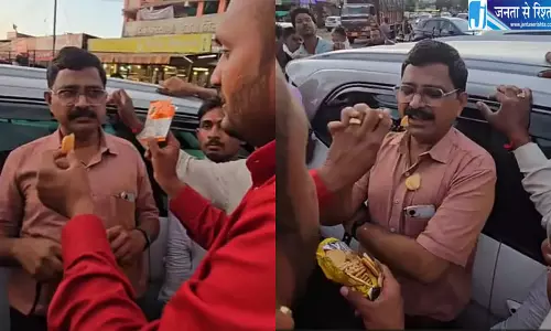 FDA अधिकारी को भीड़ ने खिलाए एक्सपायर्ड बिस्कुट FDA अधिकारी को भीड़ ने खिलाए एक्सपायर्ड बिस्कुट