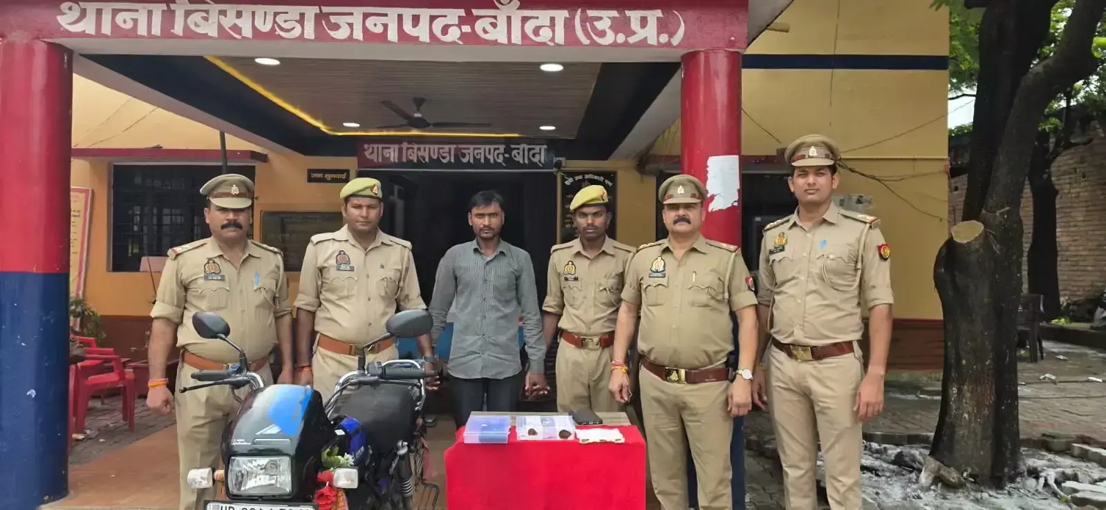Banda: नशे के खिलाफ पुलिस की बड़ी कार्रवाई, पांच लाख की स्मैक के साथ तस्कर पकड़ा