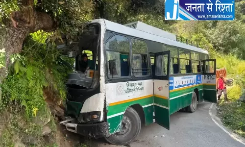 Kullu में चालक ने बचाई यात्रियों की जान Kullu में चालक ने बचाई यात्रियों की जान