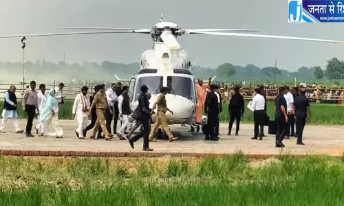 योगी ने बांटी राहत सामग्री लिया हालात का जायजा