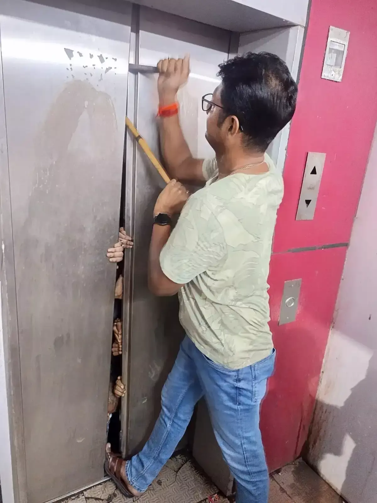 Kolkata: लिलुआ स्टेशन पर लिफ्ट में मची अफरा-तफरी, 9 यात्रियों को सुरक्षित निकाला