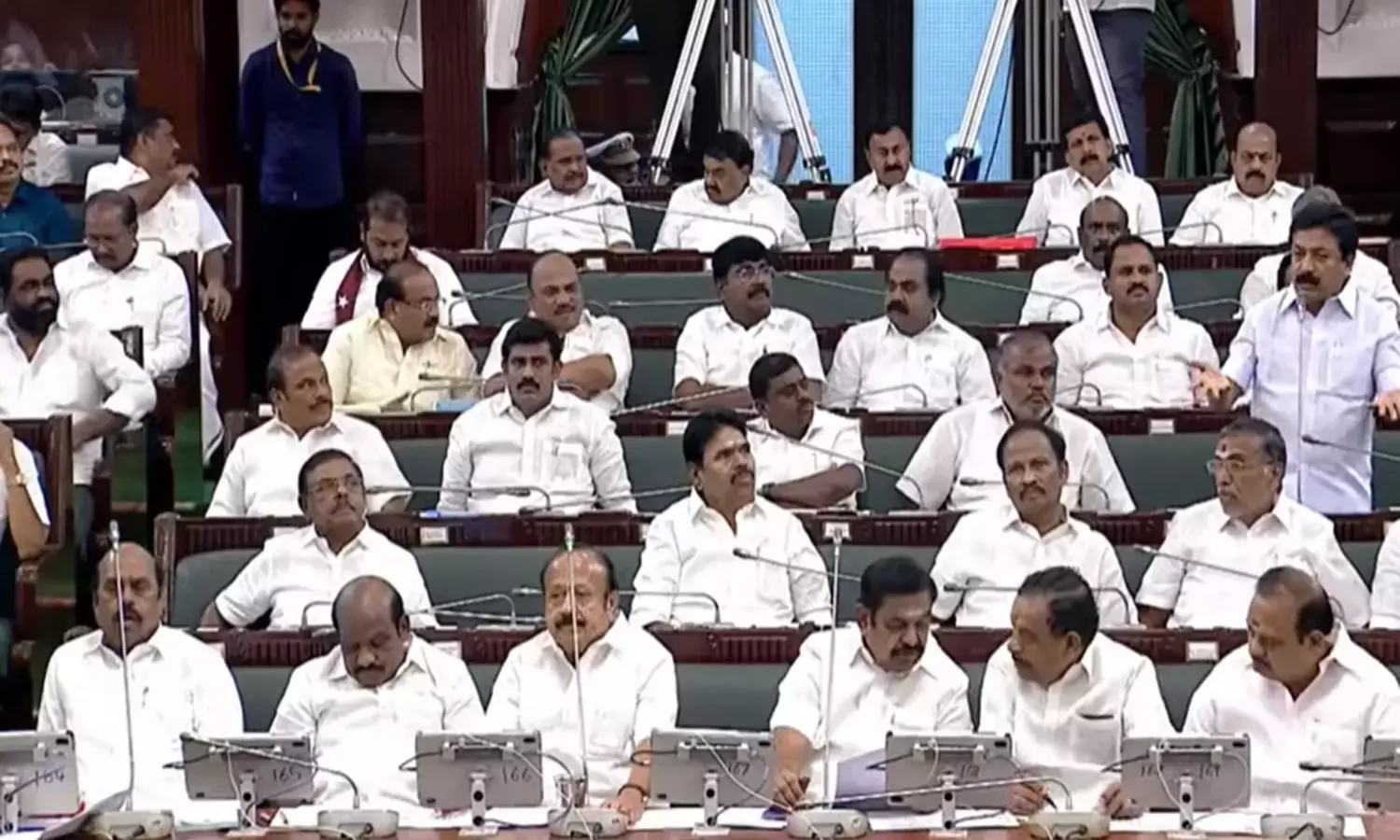 TN: विधायकों को कार देने के मुद्दे पर विधानसभा में फिर हंगामा