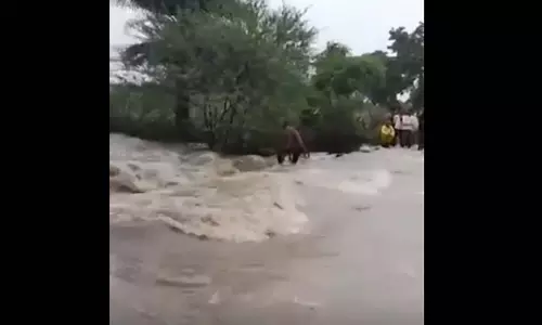 जान का जोखिम उठाया, उफनती पुलिया पार करते समय नदी में बहा युवक बाल-बाल बचा जान का जोखिम उठाया, उफनती पुलिया पार करते समय नदी में बहा युवक बाल-बाल बचा