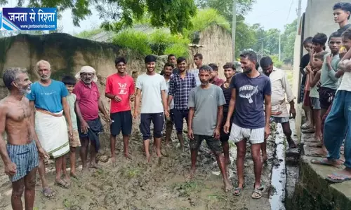खराब सड़क पर ग्रामीणों का अनोखा विरोध