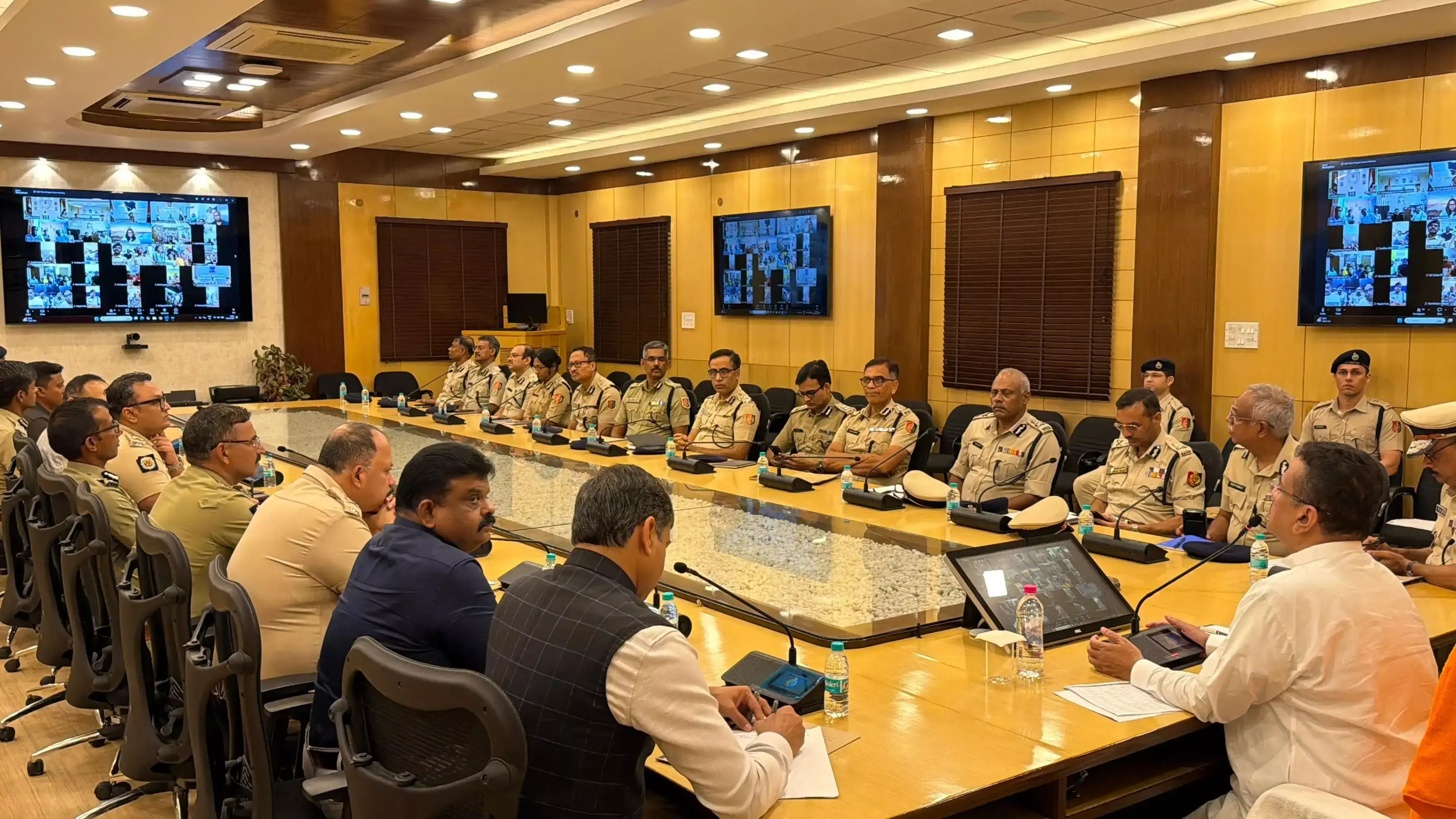 Kolkata: नेपाल आपदा को लेकर सीएम सक्रिय, परिजनों से वीडियो कॉन्फ्रेंसिंग में किया संवाद
