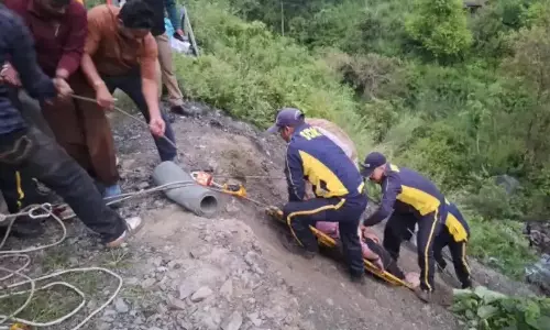 Dehradun: चकराता में बड़ा सड़क हादसा, खाई में गिरी कार, पांच घायल
