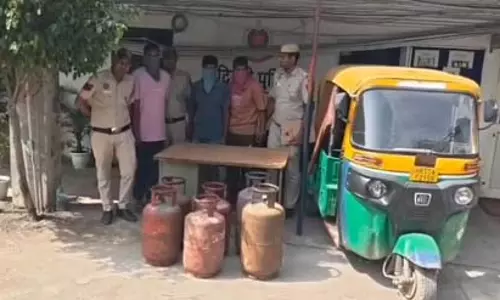 ऑटो से गैस सिलेंडर चोरी करने वाले चोर गिरफ्तार