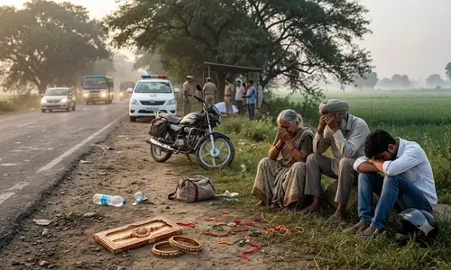 सड़क हादसे में बुजुर्ग महिला की मौत बेटा पोता घायल सड़क हादसे में बुजुर्ग महिला की मौत बेटा पोता घायल