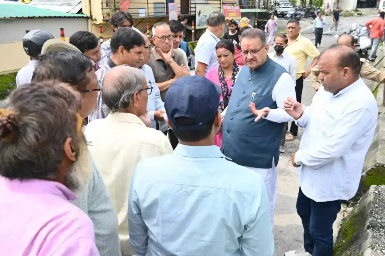 Dehradun: मंत्री गणेश जोशी ने किया क्षतिग्रस्त पुल का निरीक्षण, अधिकारियों से ली जानकारी
