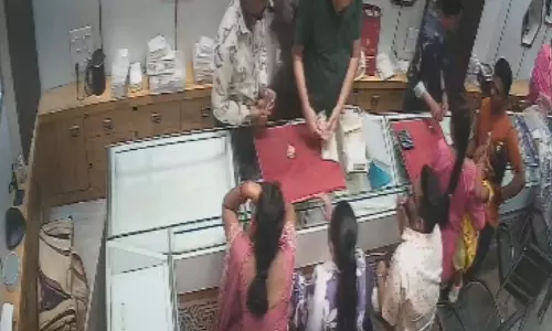 CCTV ने खोली महिला चोरों की पोल, ज्वेलरी दुकान से सोने की चेन गायब