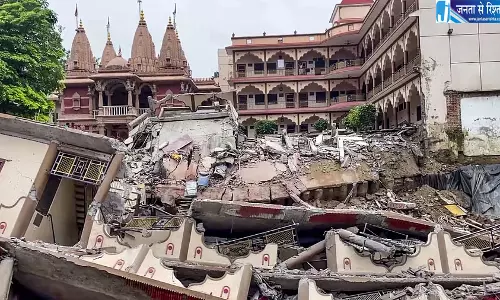प्रयागराज में तीन मंजिला इमारत ढही