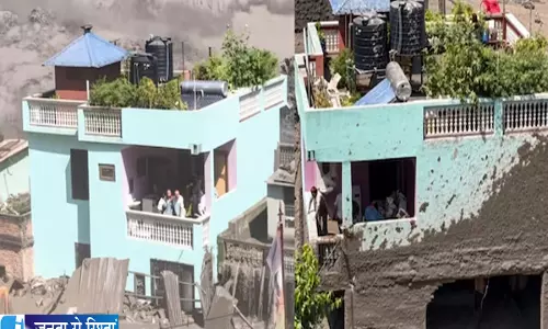चारों तरफ पानी ही पानी घर में फंसा परिवार बालकनी से देखता रहा तबाही चारों तरफ पानी ही पानी घर में फंसा परिवार बालकनी से देखता रहा तबाही