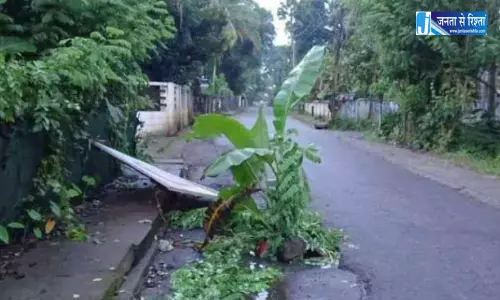 पाइप फटने से सड़क बनी हादसे का खतरा
