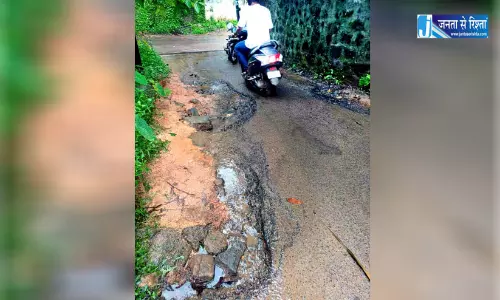 सड़क के गड्ढों से परेशान करासेरी के लोग