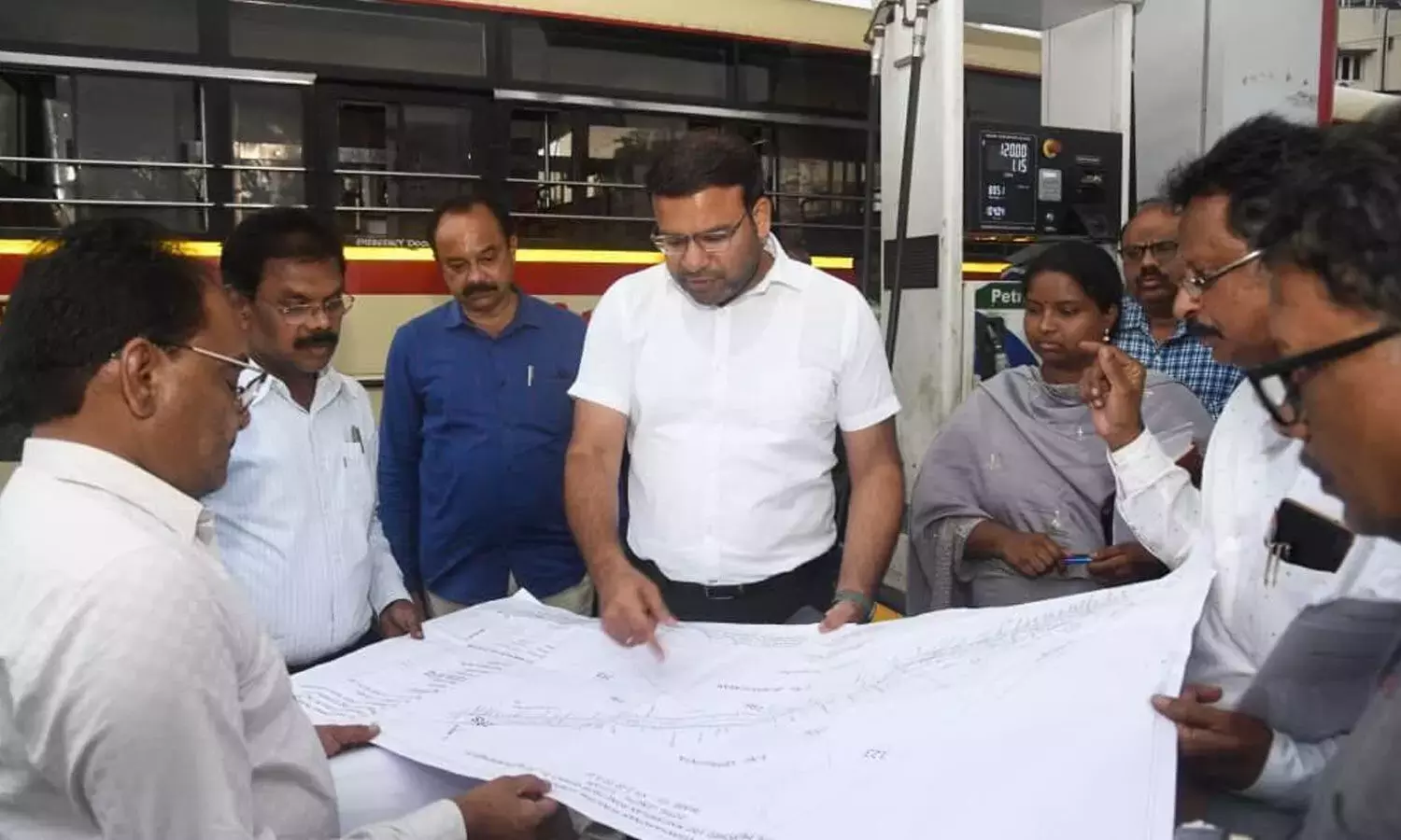 Andhra: कमिश्नर ने गोपालपटनम जंक्शन से प्रस्तावित मास्टर प्लान रोड का काम तेज़ करने को कहा Andhra: कमिश्नर ने गोपालपटनम जंक्शन से प्रस्तावित मास्टर प्लान रोड का काम तेज़ करने को कहा