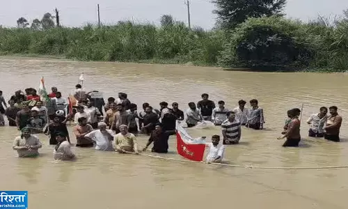 गंगनहर में उतरे सैकड़ों प्रदर्शनकारी UGC बिल वापस लेने की मांग तेज गंगनहर में उतरे सैकड़ों प्रदर्शनकारी UGC बिल वापस लेने की मांग तेज