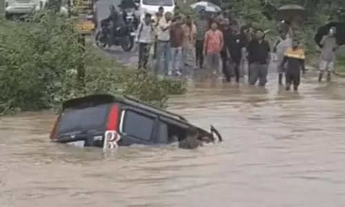 OMG! उफनते नाले में डूबी स्कॉर्पियो, तीन दोस्तों ने ऐसे बचाई जान