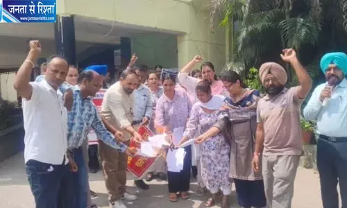 पंजाब में कर्मचारियों ने सरकार के खिलाफ खोला मोर्चा