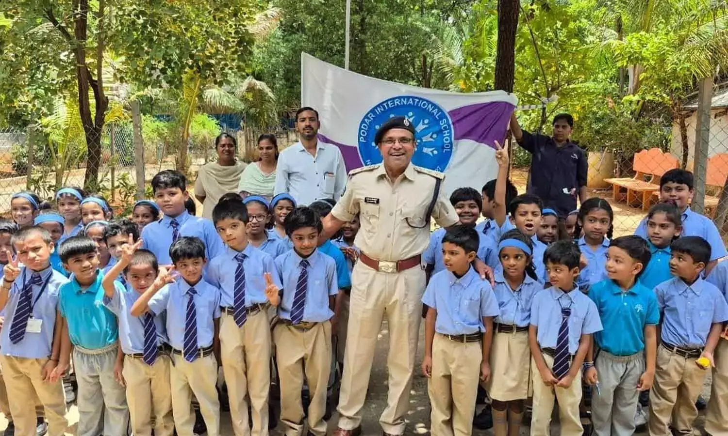 Andhra: कडप्पा के छात्रों ने रक्षा बंधन पर पुलिस कर्मियों का सम्मान किया