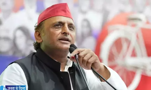 रक्षाबंधन बस सेवा विवाद अखिलेश ने योगी सरकार को घेरा रक्षाबंधन बस सेवा विवाद अखिलेश ने योगी सरकार को घेरा