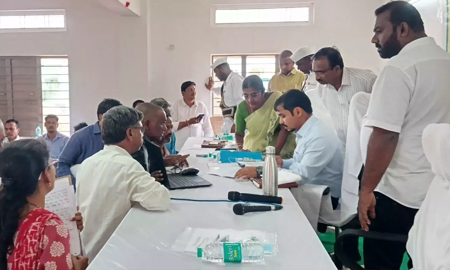 अधिकारियों से कहा गया कि वे जनता की शिकायतों का तुरंत समाधान करें: JC