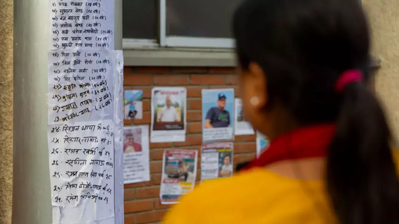 काठमांडू: लापता प्रियजनों की तलाश में अस्पताल पहुंचे परिजन, लगाए पोस्टर काठमांडू: लापता प्रियजनों की तलाश में अस्पताल पहुंचे परिजन, लगाए पोस्टर