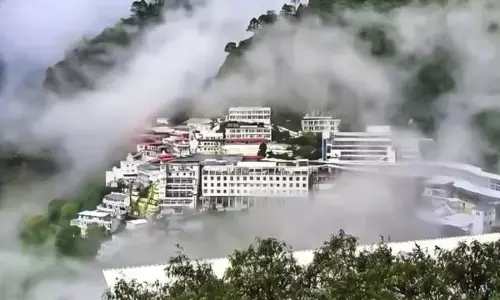 बारिश के बीच भी वैष्णो देवी यात्रा जारी बारिश के बीच भी वैष्णो देवी यात्रा जारी