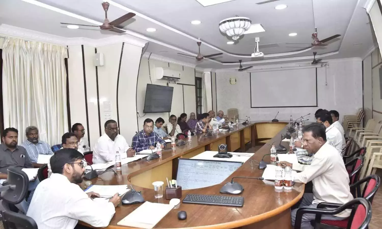 Andhra: कलेक्टर ने R&B, पंचायत राज और RWS प्रोजेक्ट्स की समीक्षा की Andhra: कलेक्टर ने R&B, पंचायत राज और RWS प्रोजेक्ट्स की समीक्षा की