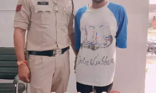 अवैध शराब पर पुलिस की बड़ी कार्रवाई, 35 पाउच के साथ आरोपी गिरफ्तार अवैध शराब पर पुलिस की बड़ी कार्रवाई, 35 पाउच के साथ आरोपी गिरफ्तार