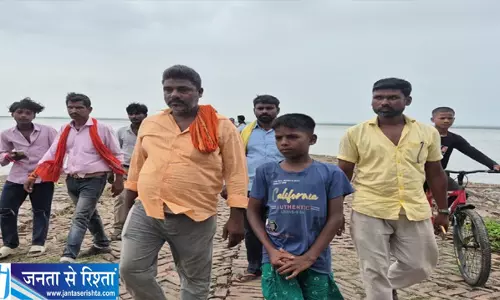 नेपाल बाढ़ का दर्दनाक मंजर मासूम बेटे की आंखें तलाश रहीं पिता को
