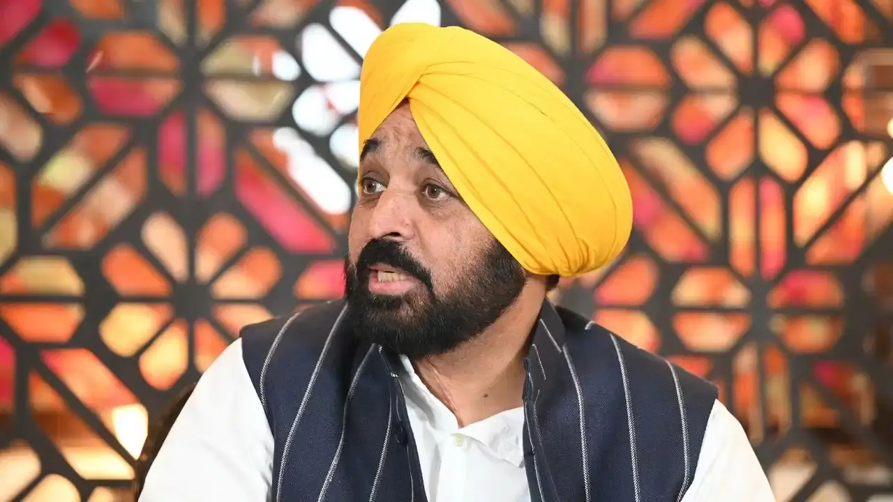 Chandigarh: पंजाब में कर्मचारी आंदोलन पर बढ़ा तनाव, नोटिस मिलने पर राज्यपाल से मिले कर्मचारी